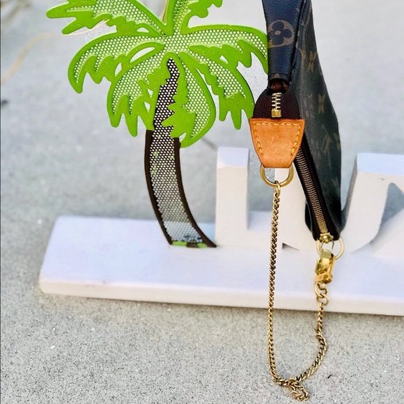 LUX ISLAND | LOUIS VUITTON Mini Pochette - Picture 12 of 16